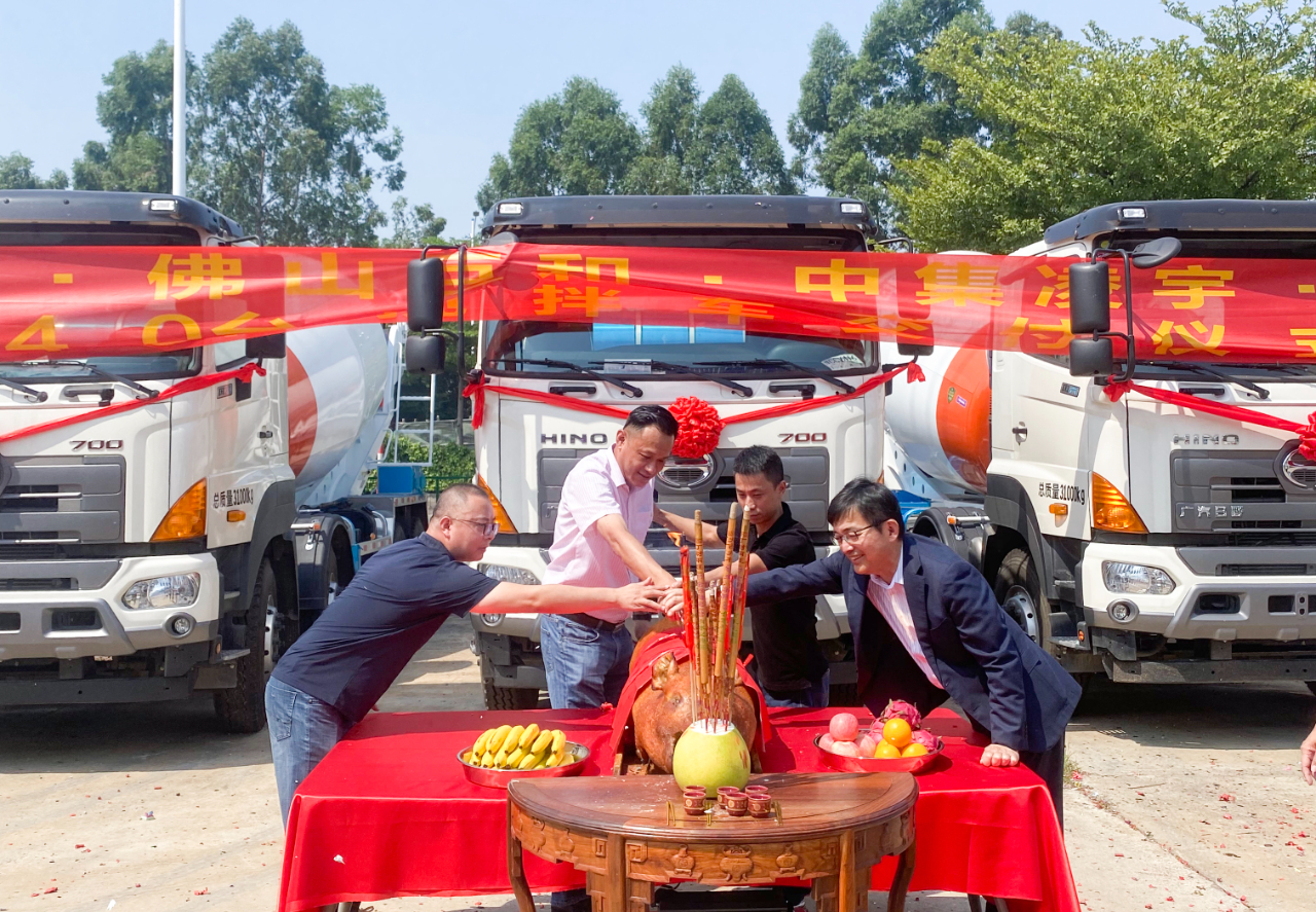 喜氣洋洋共相聚，40臺(tái)凌宇攪拌車(chē)交付大客戶(hù)！