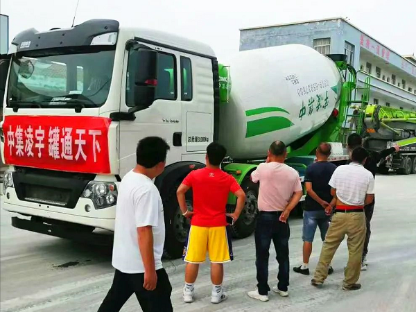 開攤啦！凌宇攪拌車“擺攤兒”湖北，客戶當場下單！